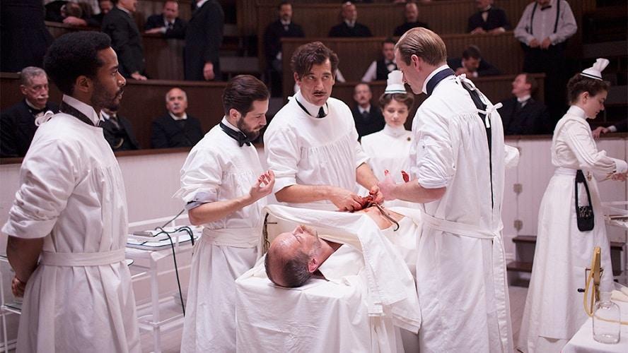 مشهد من مسلسل The Knick