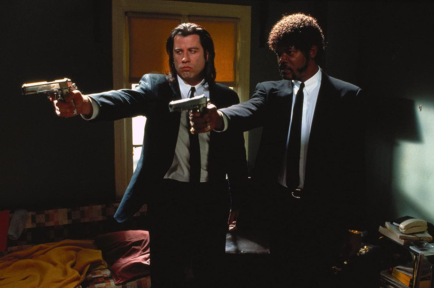 جون ترافولتا وصامويل جاكسون في مشهد من فيلم Pulp fiction