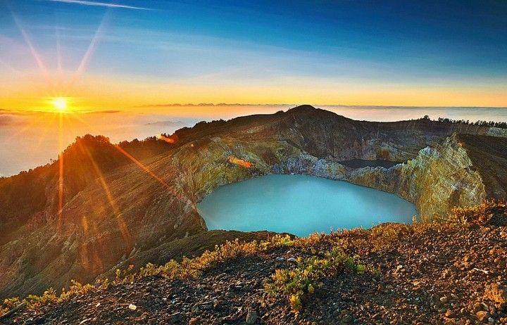 SUNRISE-IN-LAKE-KELIMUTU