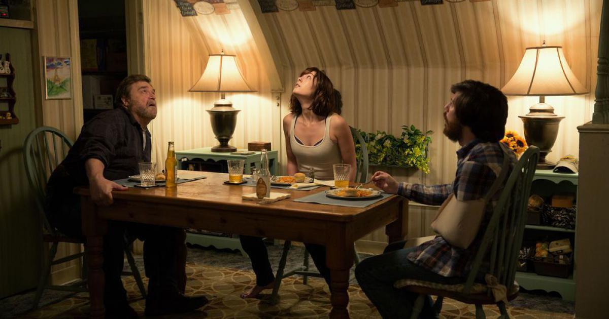  اجتماع الثلاث شخصيات الرئيسية على المائدة في فيلم 10 cloverfield lane