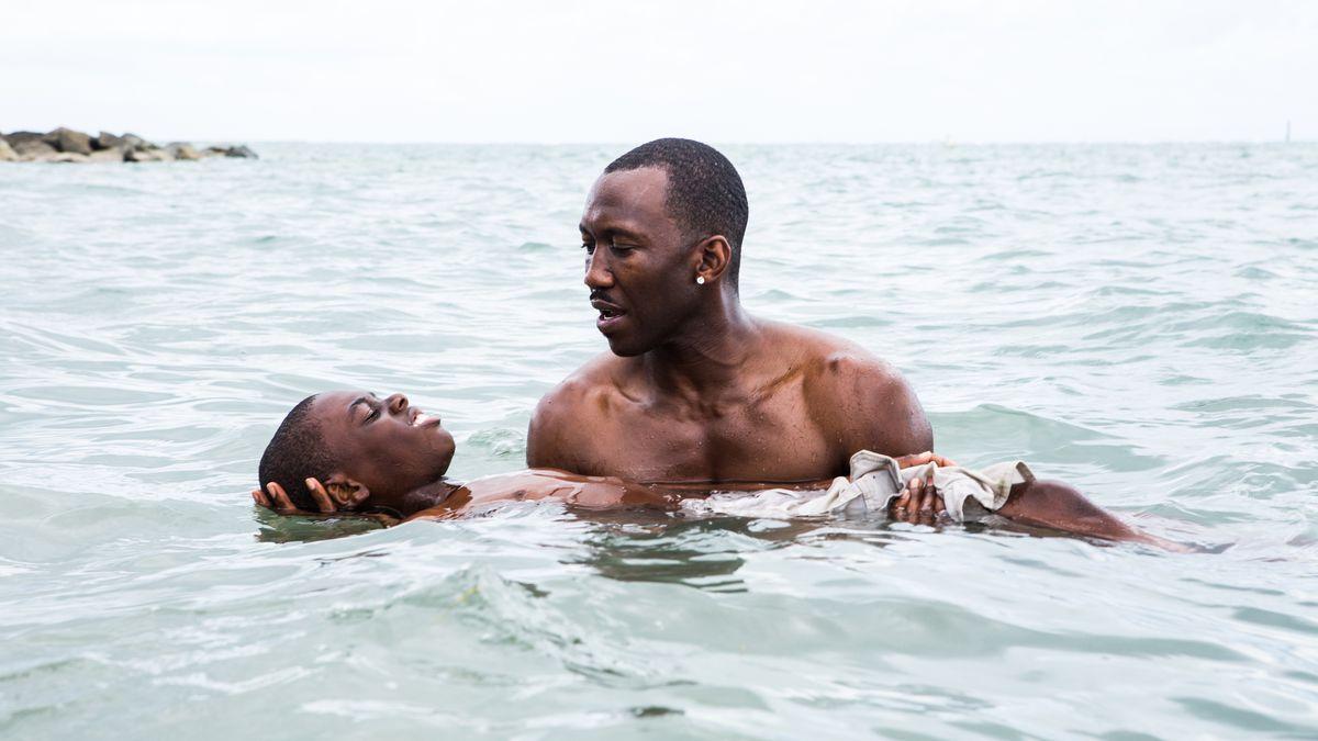 صورة فيلم مون لايت Moonlight أب وأبنه يسبحان 