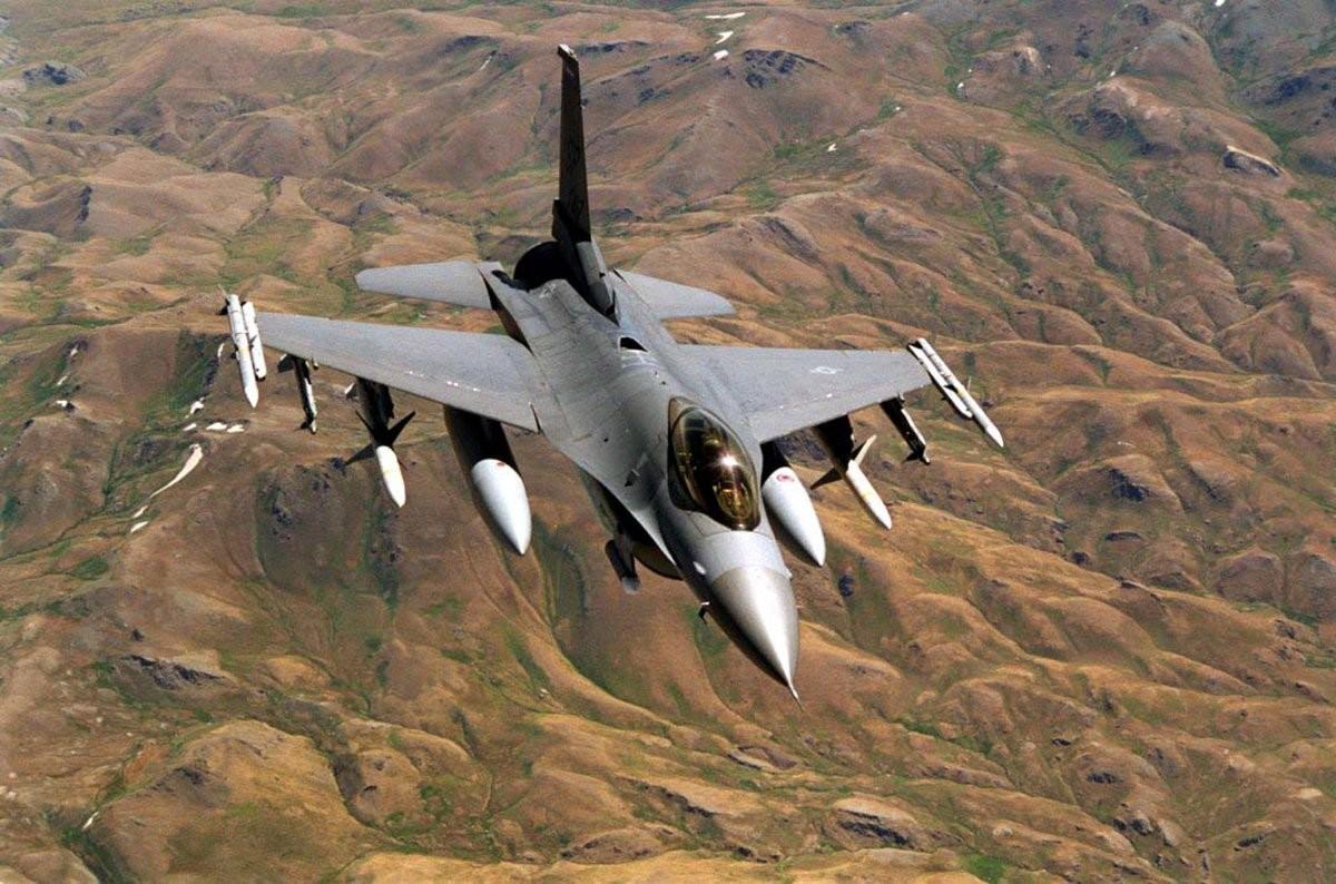  F-16 Fighting Falcon 