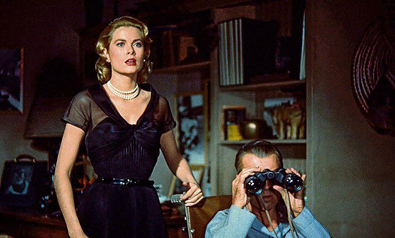 النجم جيمس ستيوارت مع النجمة جريس كيلي في مشهد من فيلم Rear Window