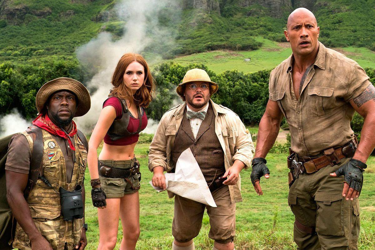 صورة للممثلة كارين جيلان رفقة النجمين العالميين ذا روك و كيفين هارت في مشهد من فيلم Jumanji: Welcome to the Jungle