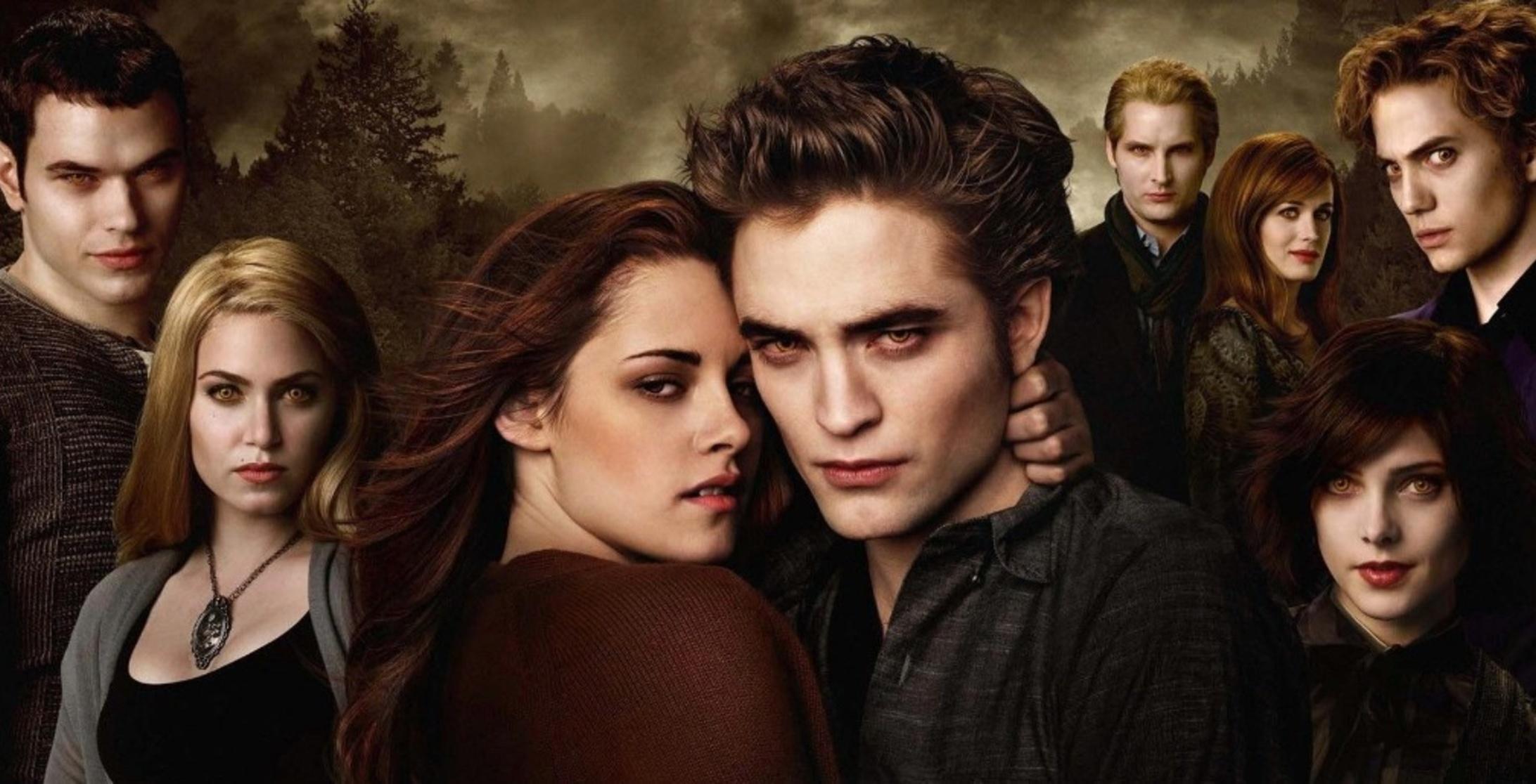 النجم روبرت باتينسون رفقة كريستين ستيوارت في مشهد من الفيلم الشهير Twilight 