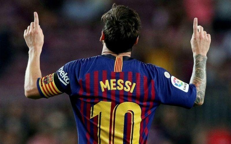 لماذا غادر ميسي برشلونة