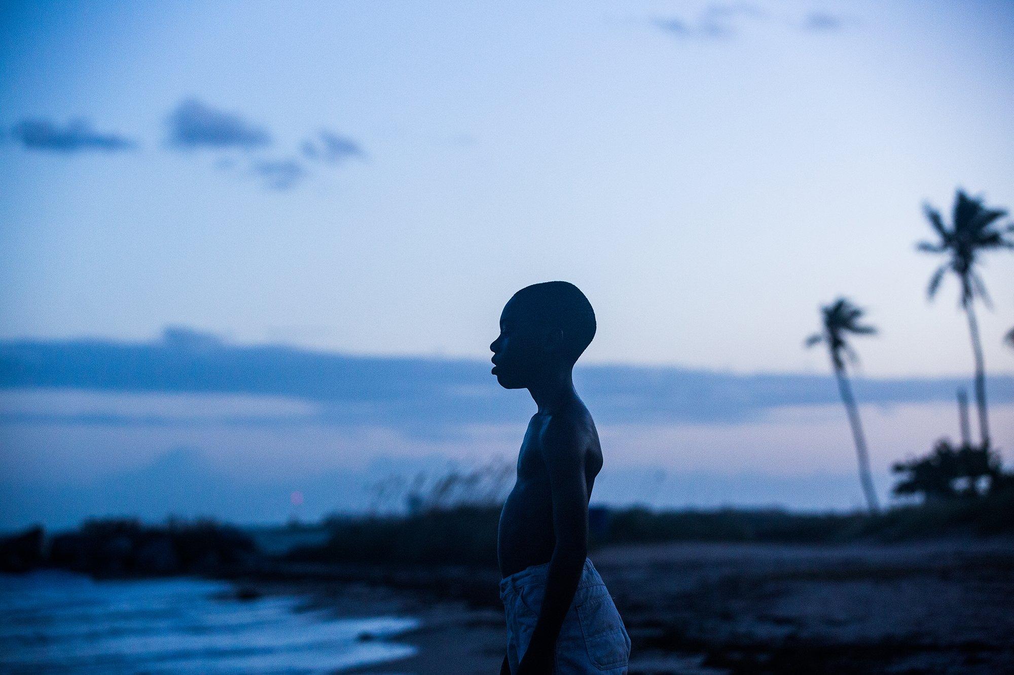 صورة فيلم مون لايت Moonlight طفل وحيد على الشاطيء 